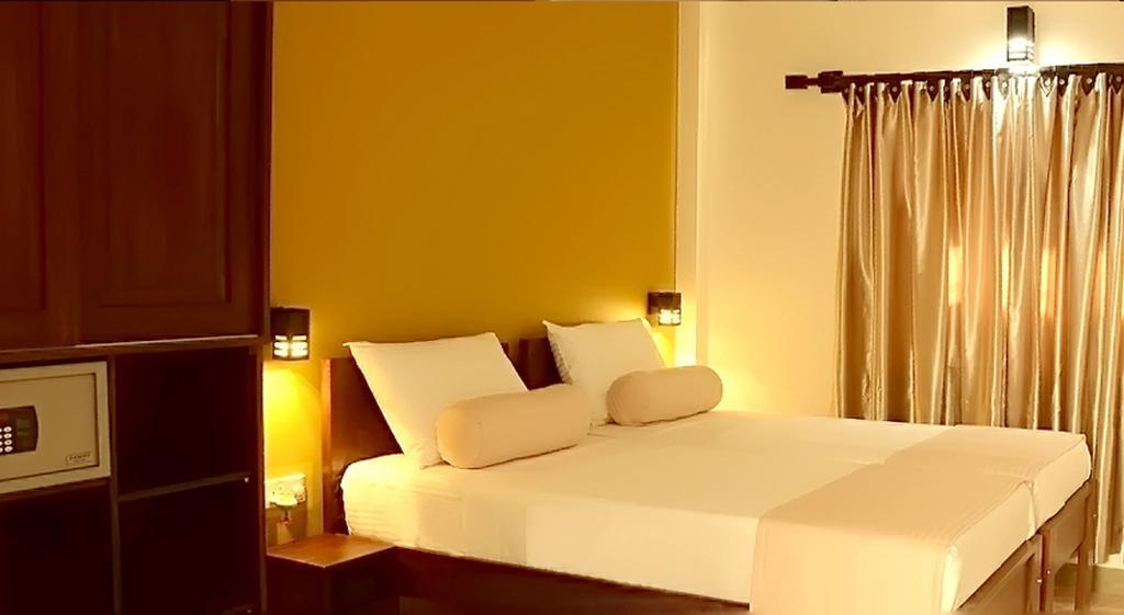 Inlak Garden Hotel Negombo Room photo