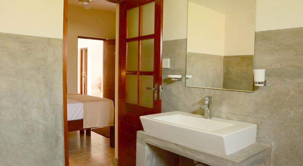 Inlak Garden Hotel Negombo Room photo