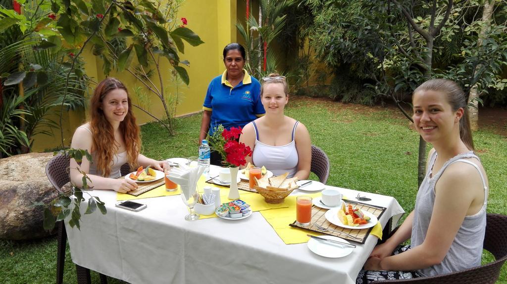 Inlak Garden Hotel Negombo Exterior photo